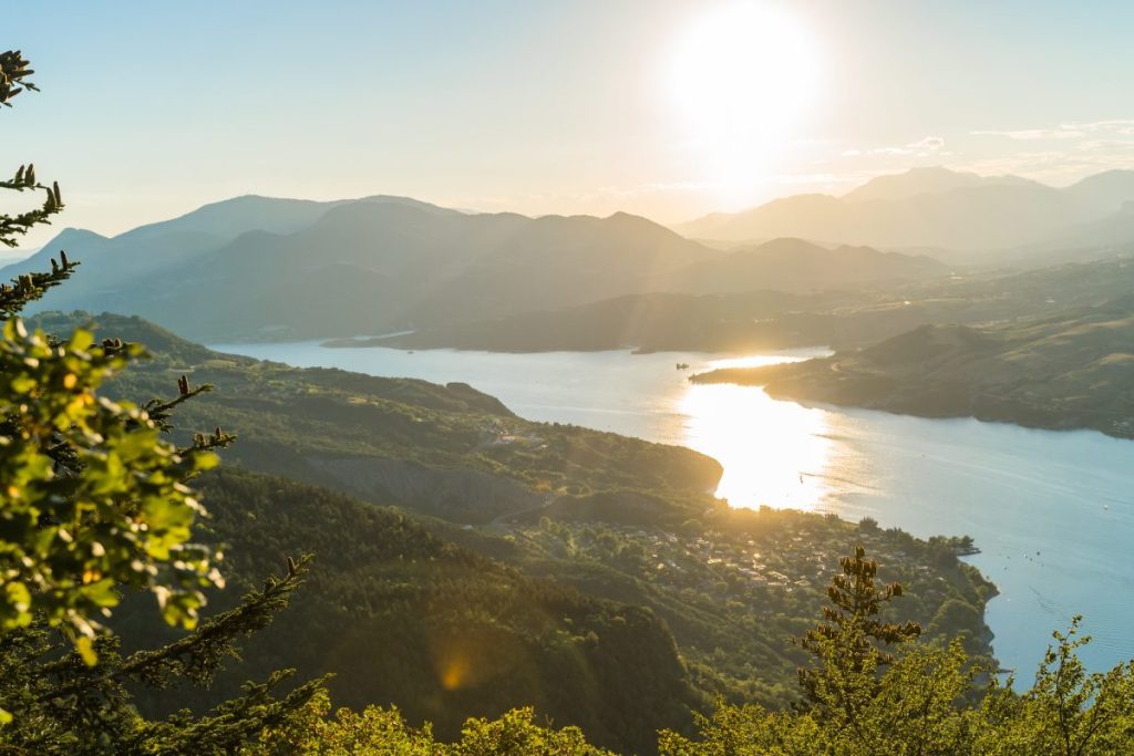 Le lac de Serre-Ponçon en été, près des Orres