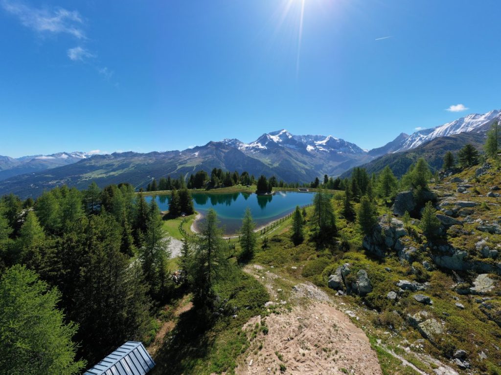 Le lac de Pierre Blanche à la Plagne en été
