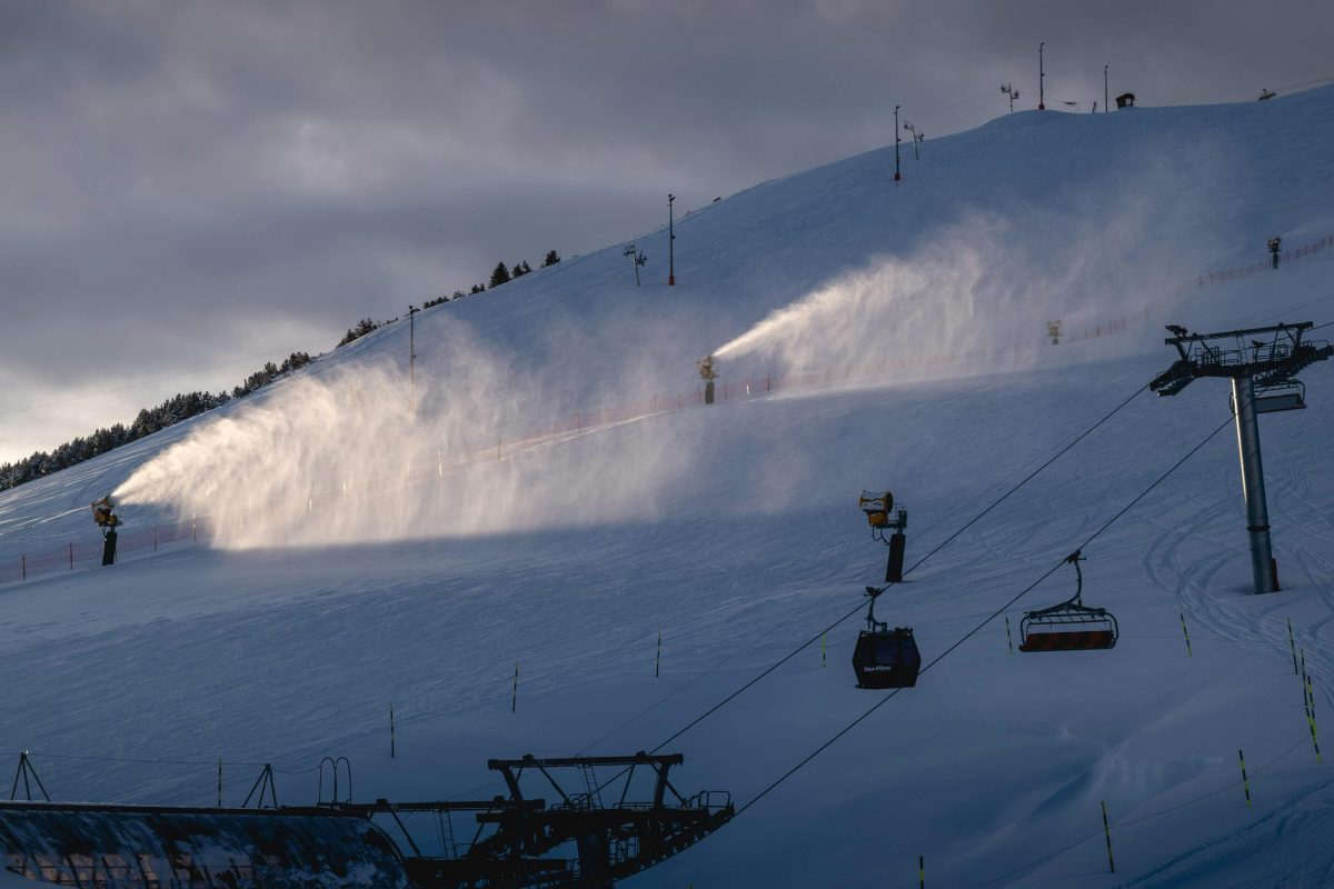 Le domaine skiable de l'Alpe d'Huez avec les canons à neige en action