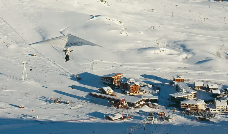 La station de ski de l'Alpe d'Huez vue des pistes