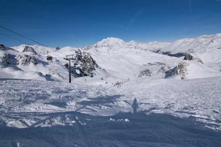 Domaine skiable de Tignes avec un télésiège au premier plan