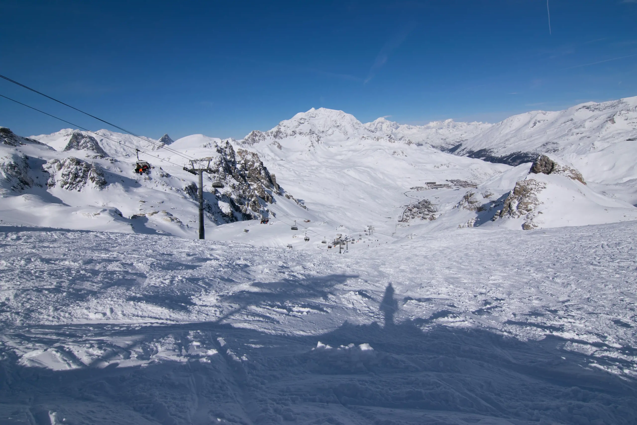 Domaine skiable de Tignes avec un télésiège au premier plan