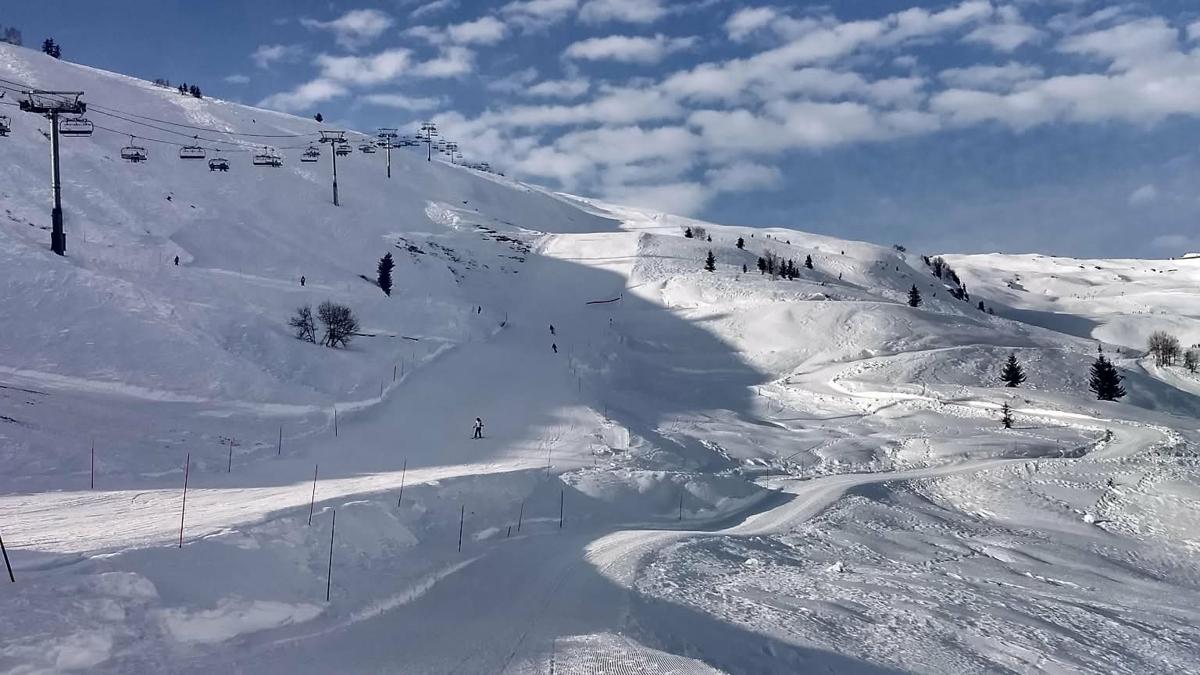 Piste de ski sous un ciel bleu