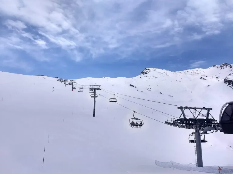 Un télésiège sur le domaine skiable de la station de la rosière