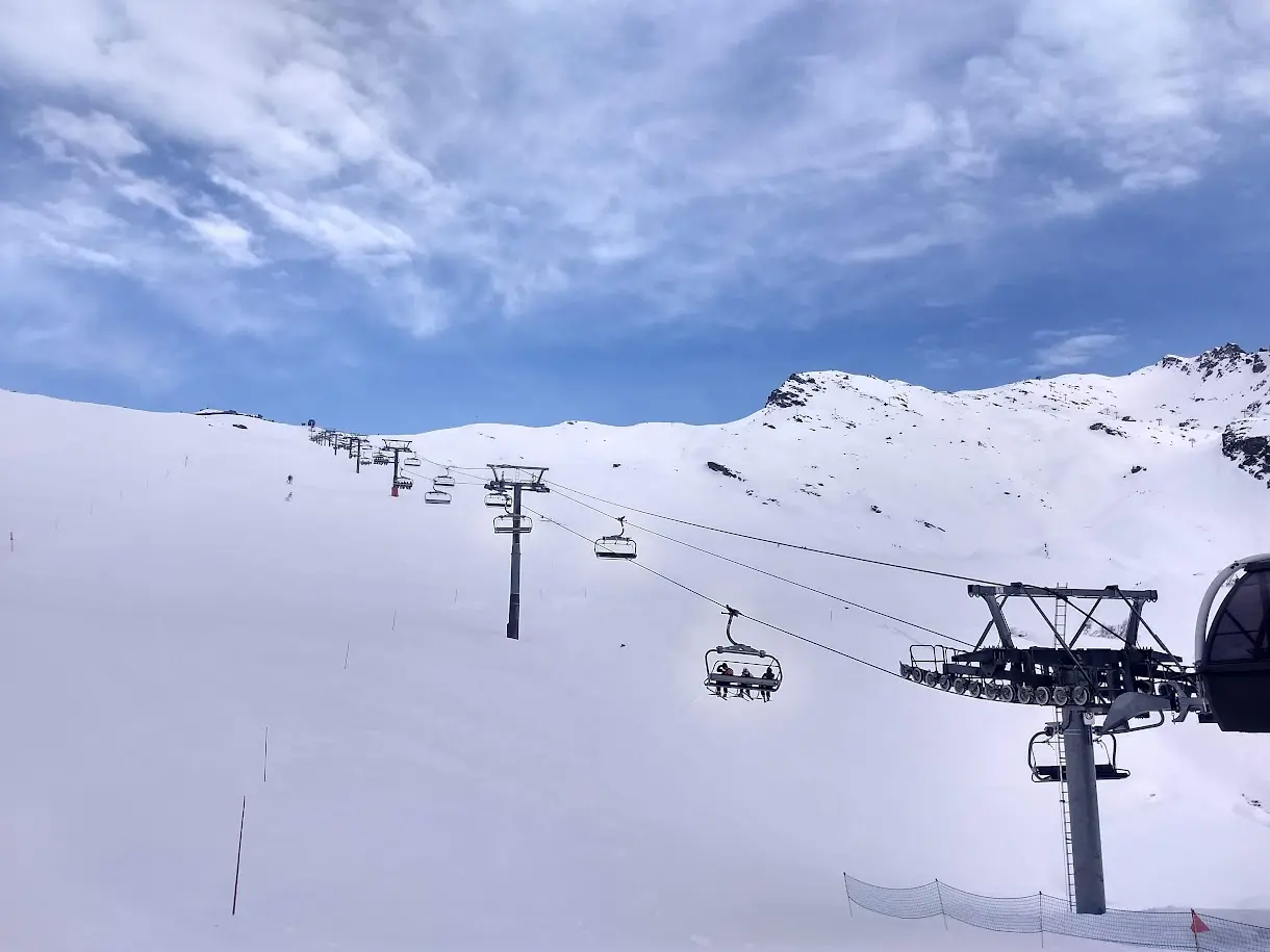 Un télésiège sur le domaine skiable de la station de la rosière