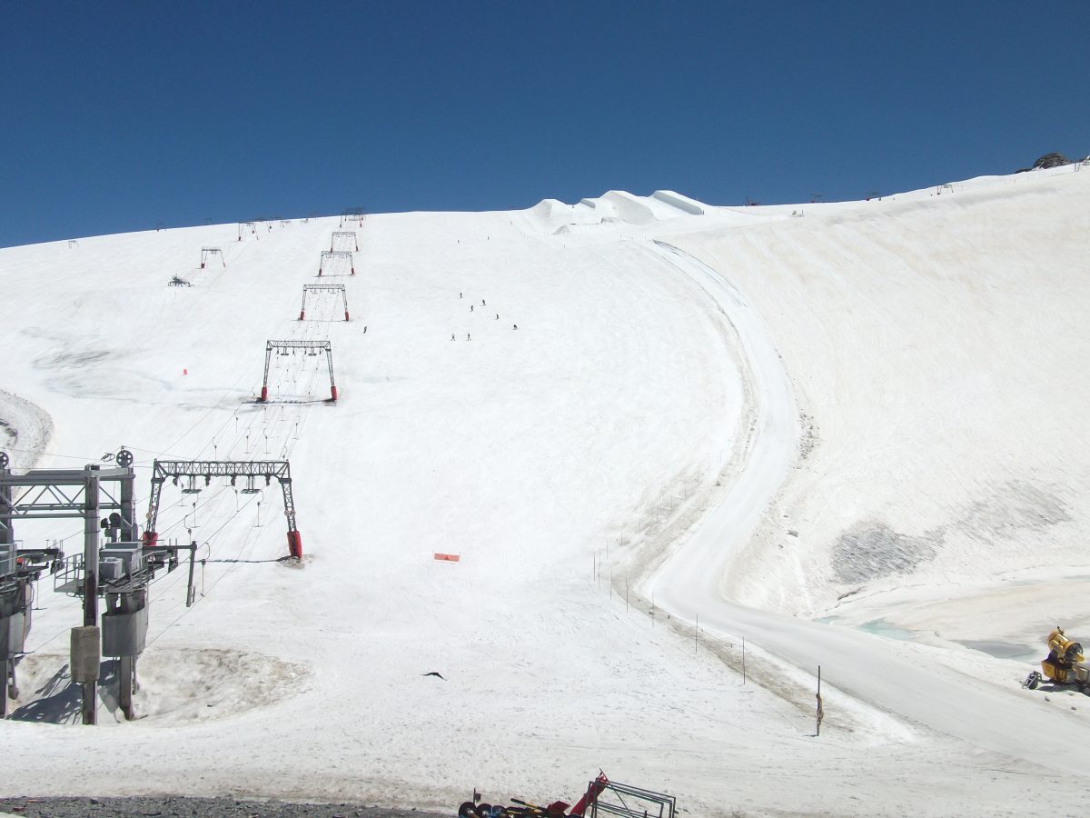 Ski d'été sur le glacier de Mont-de-Lans aux Deux Alpes