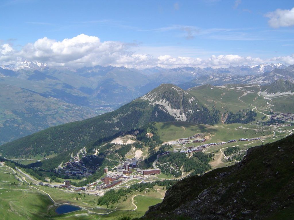 La station de la Plagne vue des sommets en été