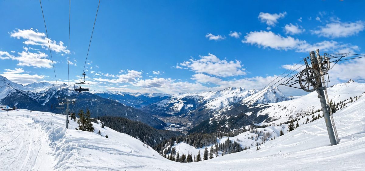 Le domaine skiable de la Rosière avec un téléski et un télésiège