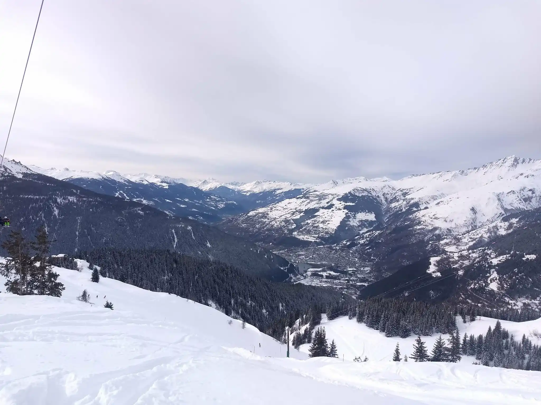 Domaine skiable de la Rosière dans les Alpes, avec un bon enneigement
