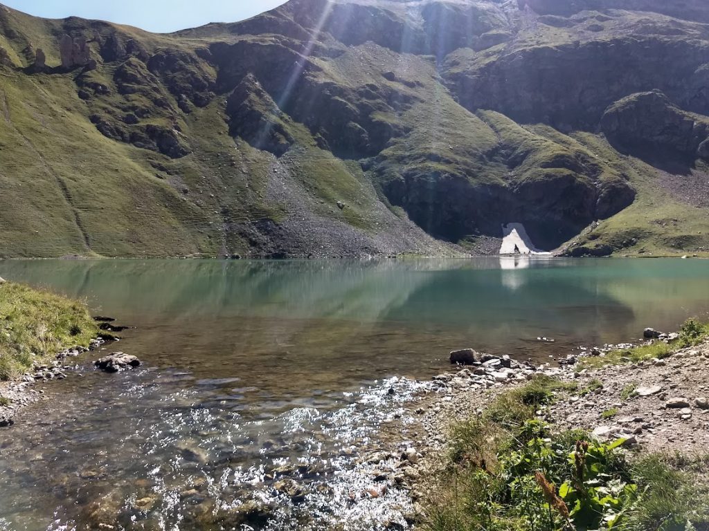 Vue sur le lac de la Muzelle randonnée Deux Alpes