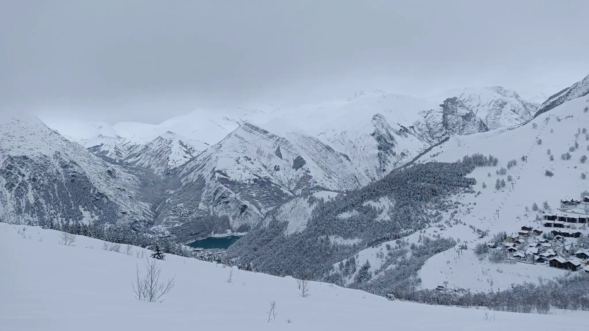 Les Deux Alpes sous un ciel gris