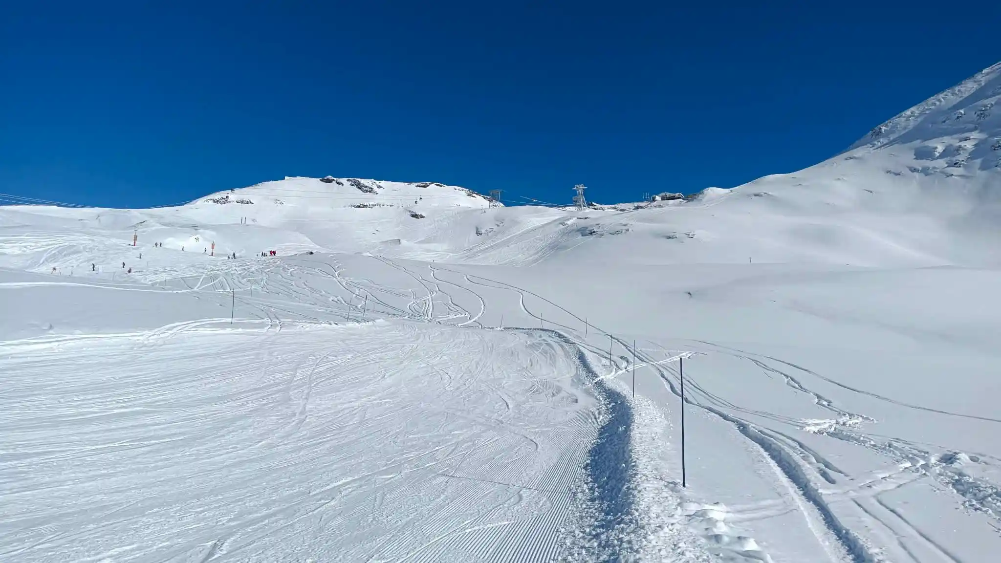 La piste du Jandri 4 aux Deux Alpes sous le ciel bleu