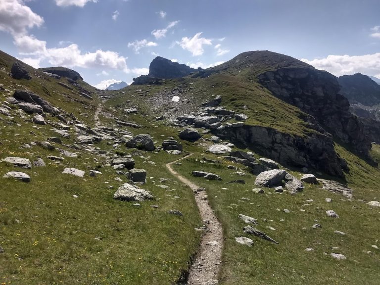 Un sentier de randonnée à Tignes en Savoie