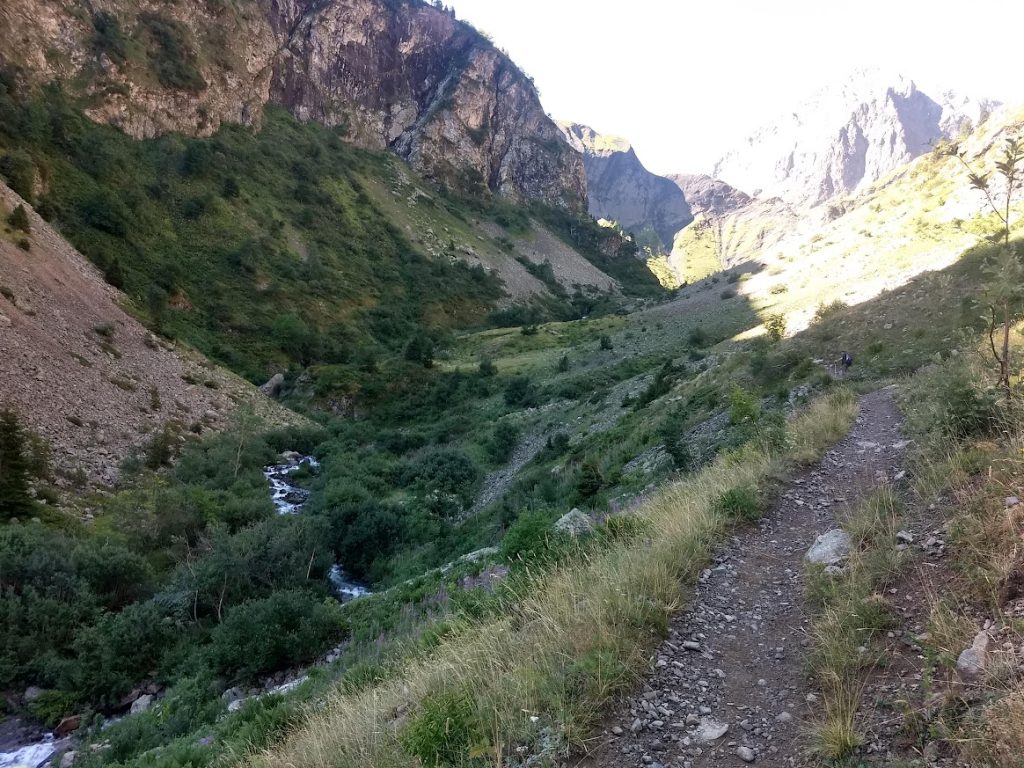 Sentier de randonnée du lac de la Muzelle longeant le ruisseau de la pisse