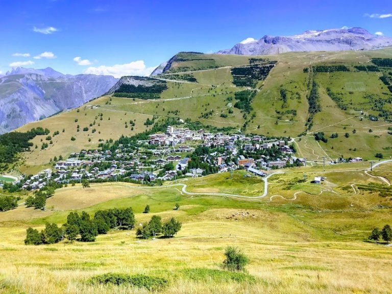 La station des Deux Alpes en été vue depuis la Vallée Blanche