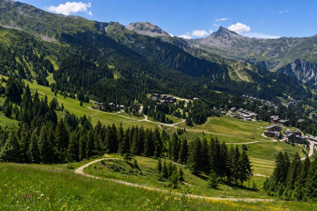 Une station de ski en été dans les Alpes