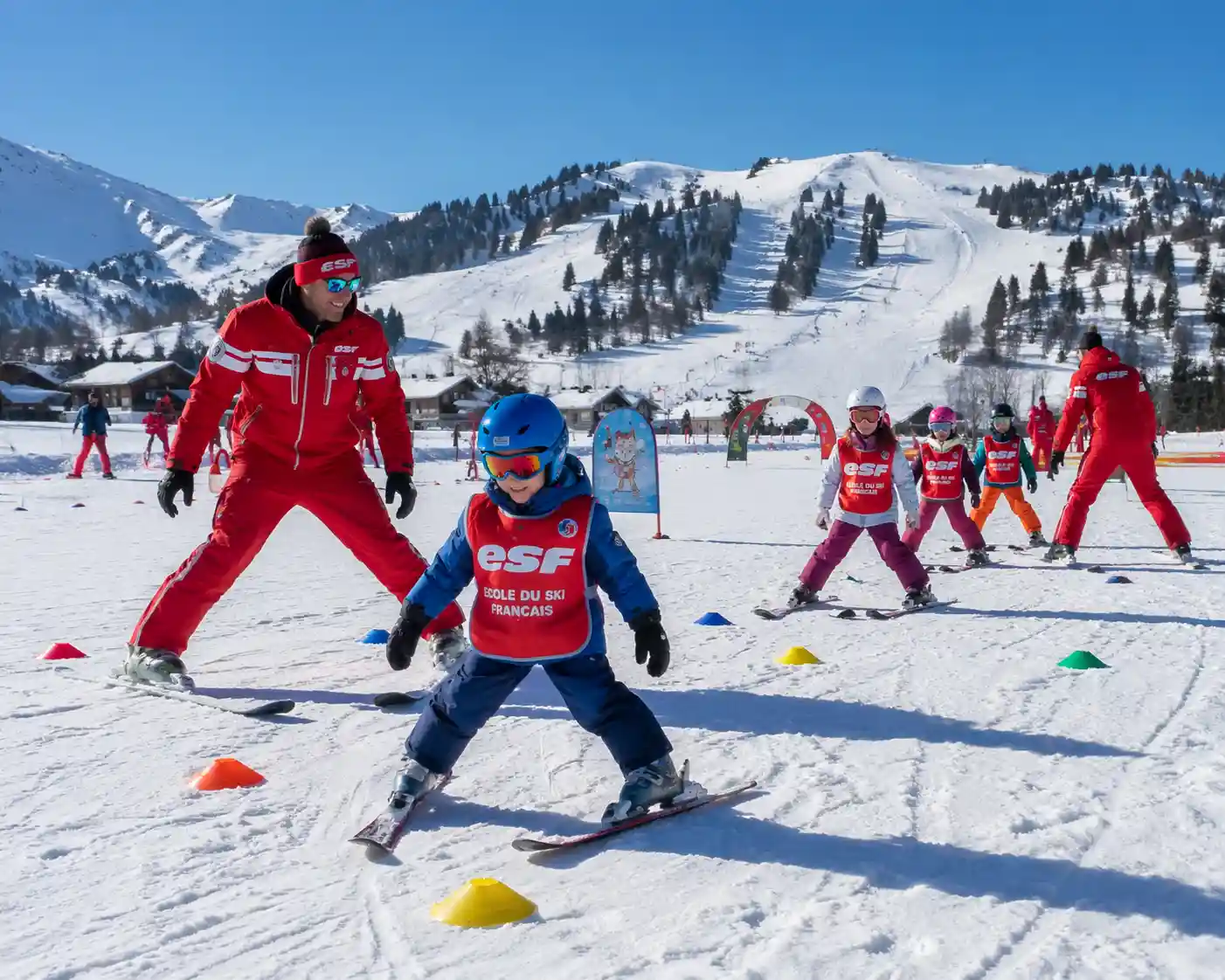 Un moniteur de l'ESF avec un enfant qui apprend à skier