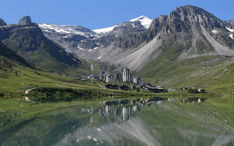 Tignes en été avec le lac au premier plan