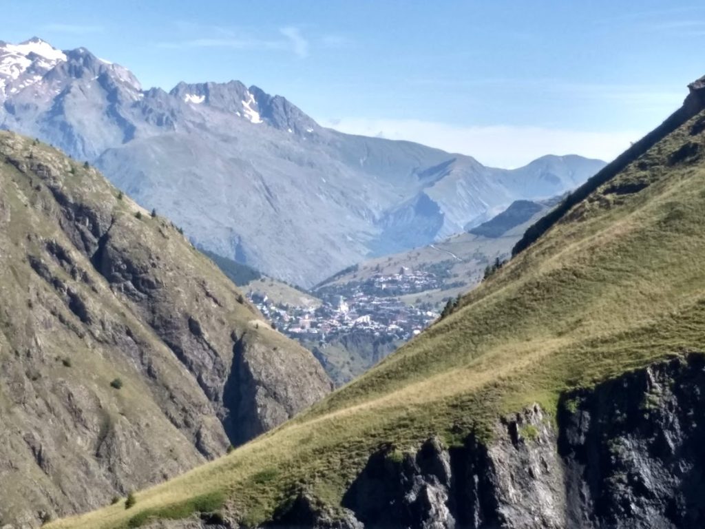 Vue des Deux Alpes depuis le sentier du lac de la Muzelle