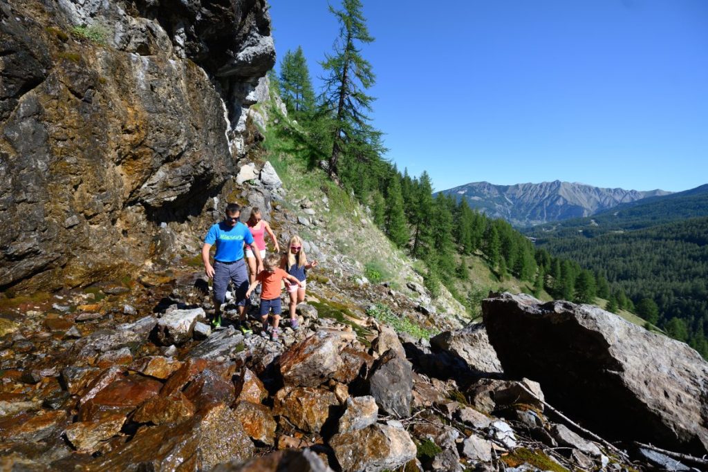 Le sentier vers la source de Jérusalem dans la station des Orres, en été