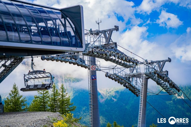 Un télésiège dans la station des Orres (Hautes Alpes)