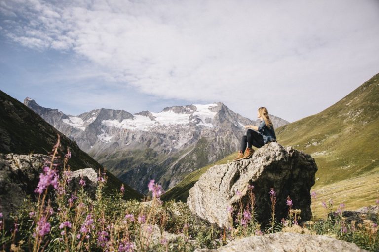 Une randonneuse devant un refuge à la Plagne