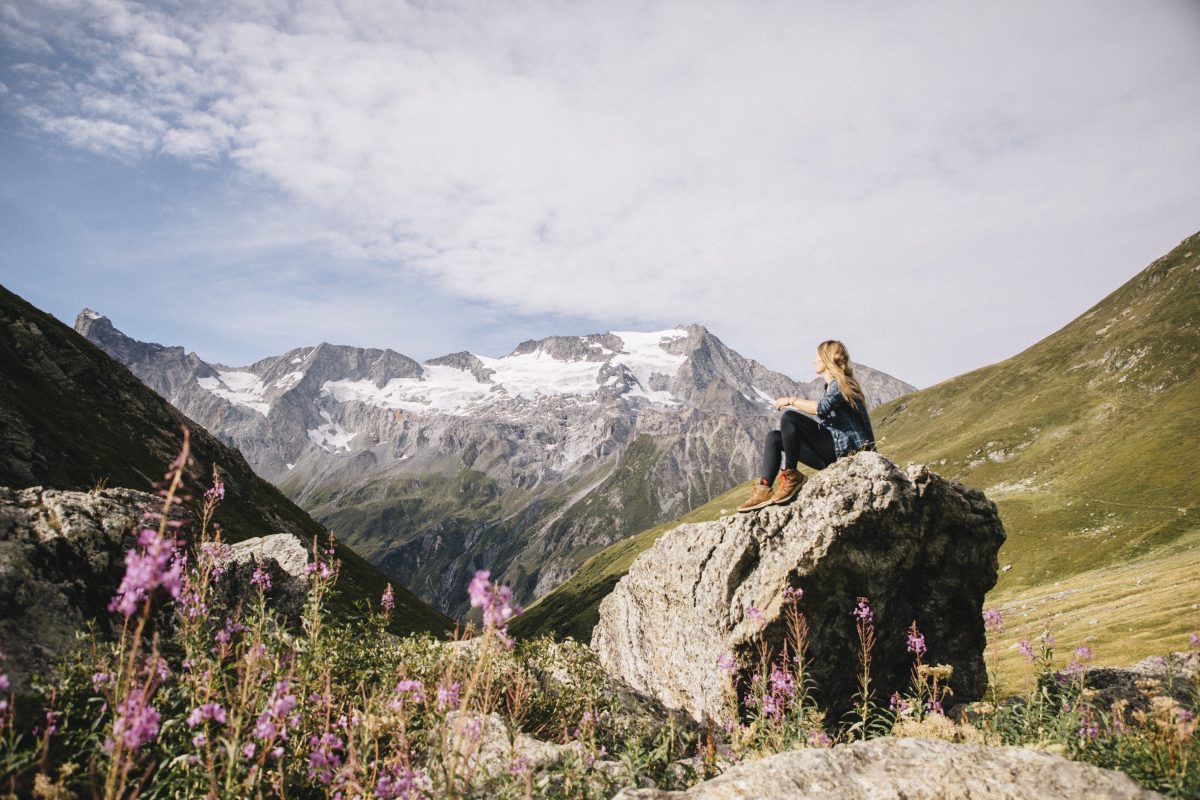 Une randonneuse devant un refuge à la Plagne
