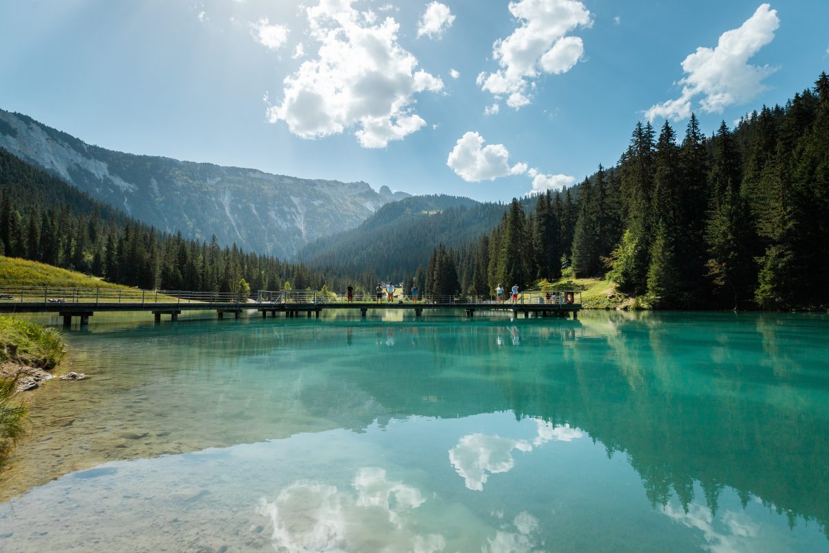 Un lac à Courchevel en été