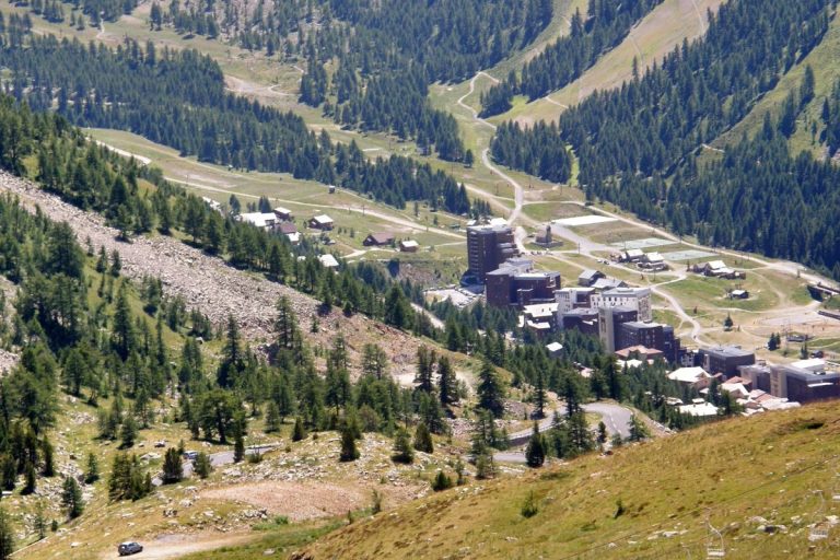 La station d'Isola 2000, dans les Alpes Maritimes, en été