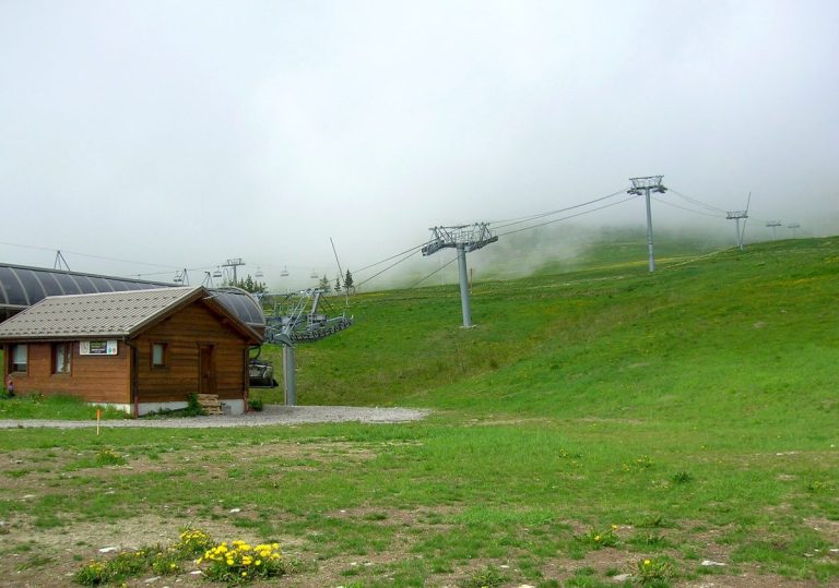 Un télésiège en été par temps de pluie à l'Alpe d'Huez