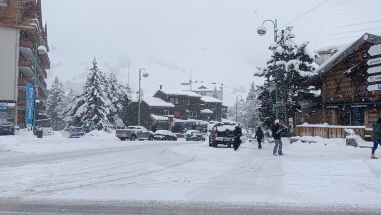 Le centre de la station de ski des Deux Alpes en hiver