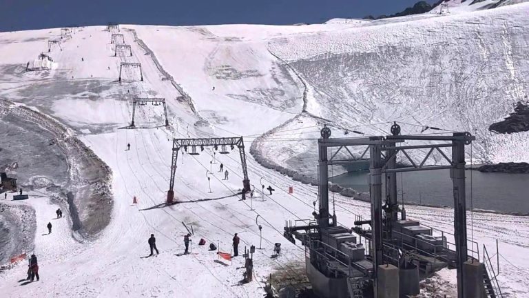 Ski d'été sur le glacier de Mont-de-Lans aux Deux Alpes
