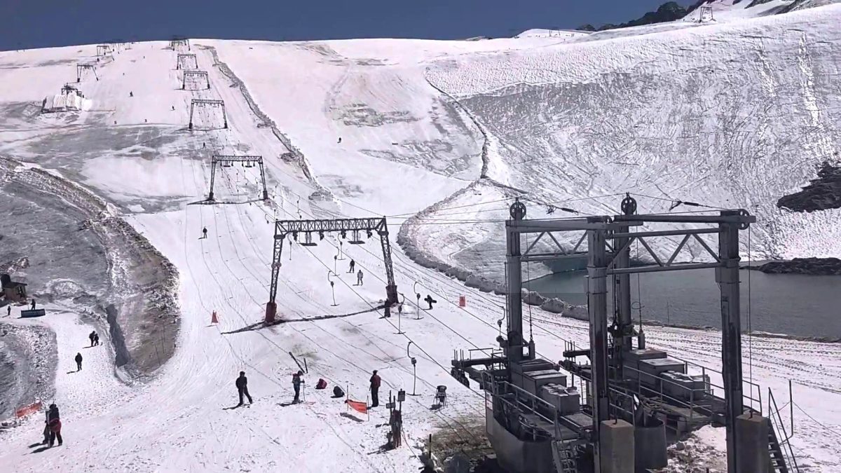 Ski d'été sur le glacier de Mont-de-Lans aux Deux Alpes