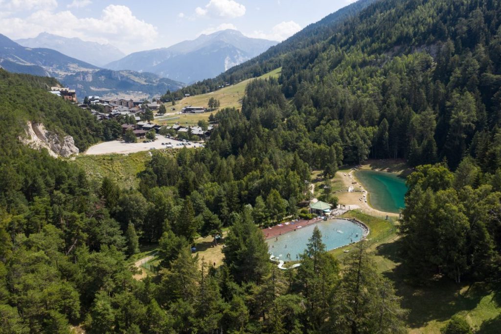 La station de la Norma en été avec les plans d'eau au premier plan