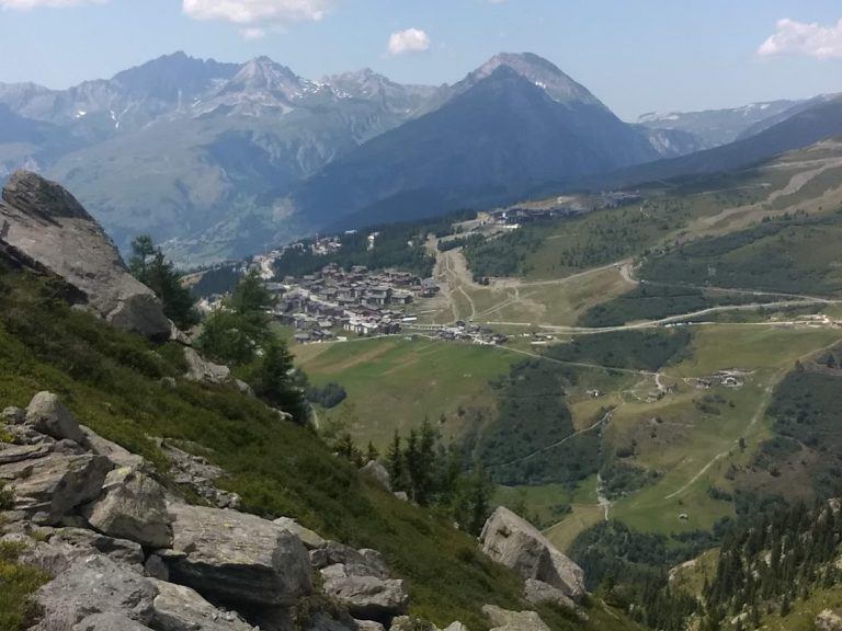 Vue sur la station de la Rosière depuis un versant de la vallée