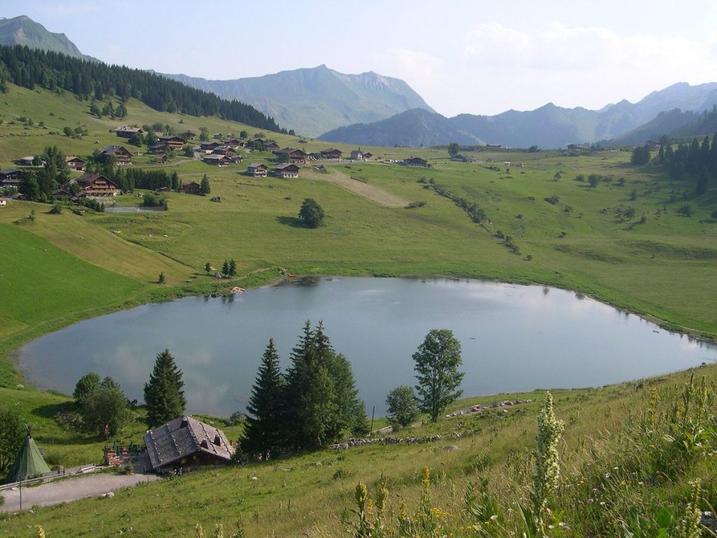 Le lac des Confins dans le massif des Aravis