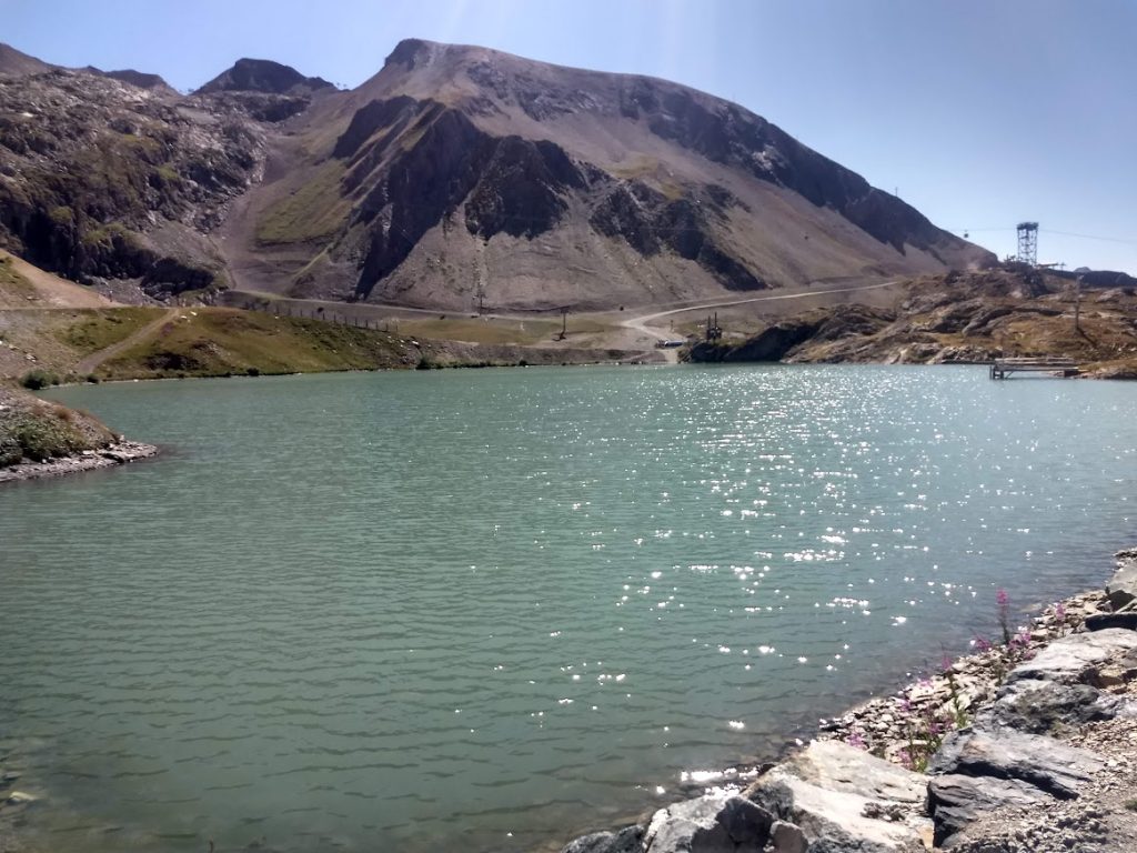 Le lac du Plan aux Deux Alpes, dans le massif de l'Oisans