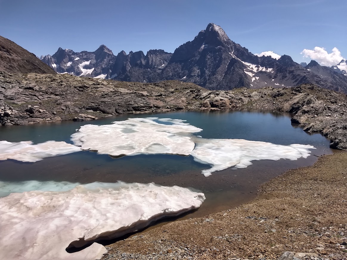 Un des lacs du Jandri aux Deux Alpes, encore enneigé en été
