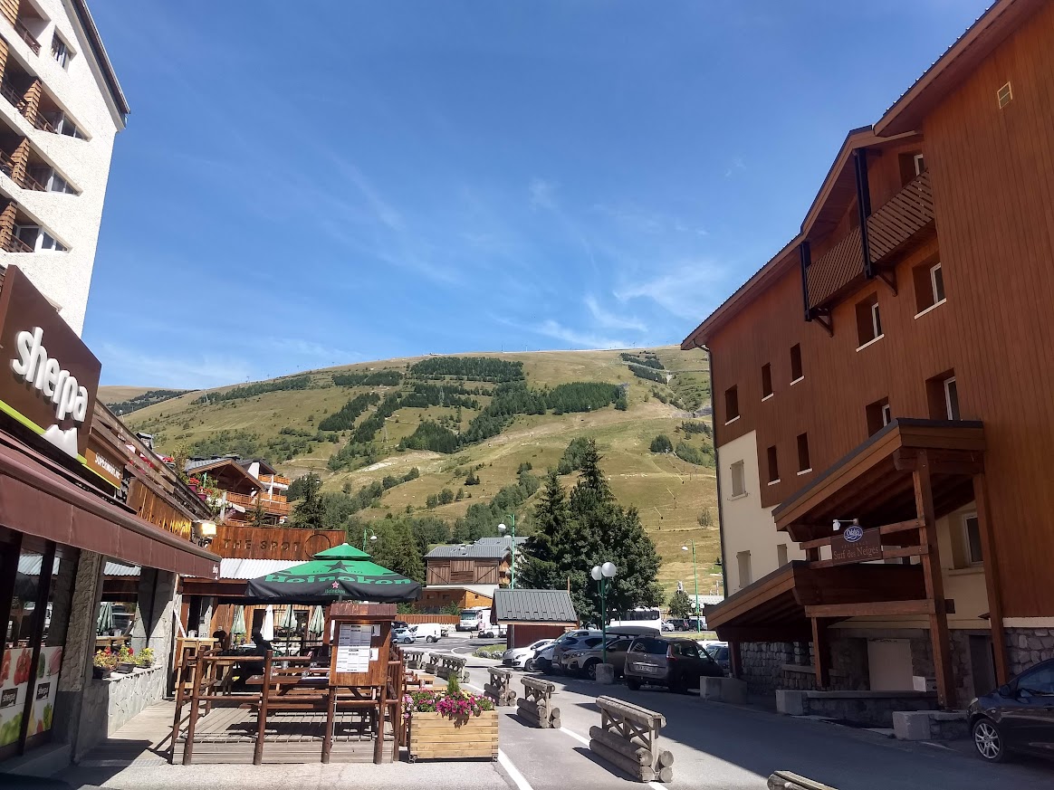 Le centre de la station des Deux Alpes en Isère
