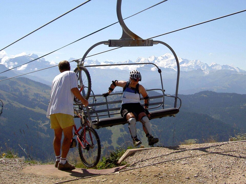 Télésiège aux Gers en été avec un VTT