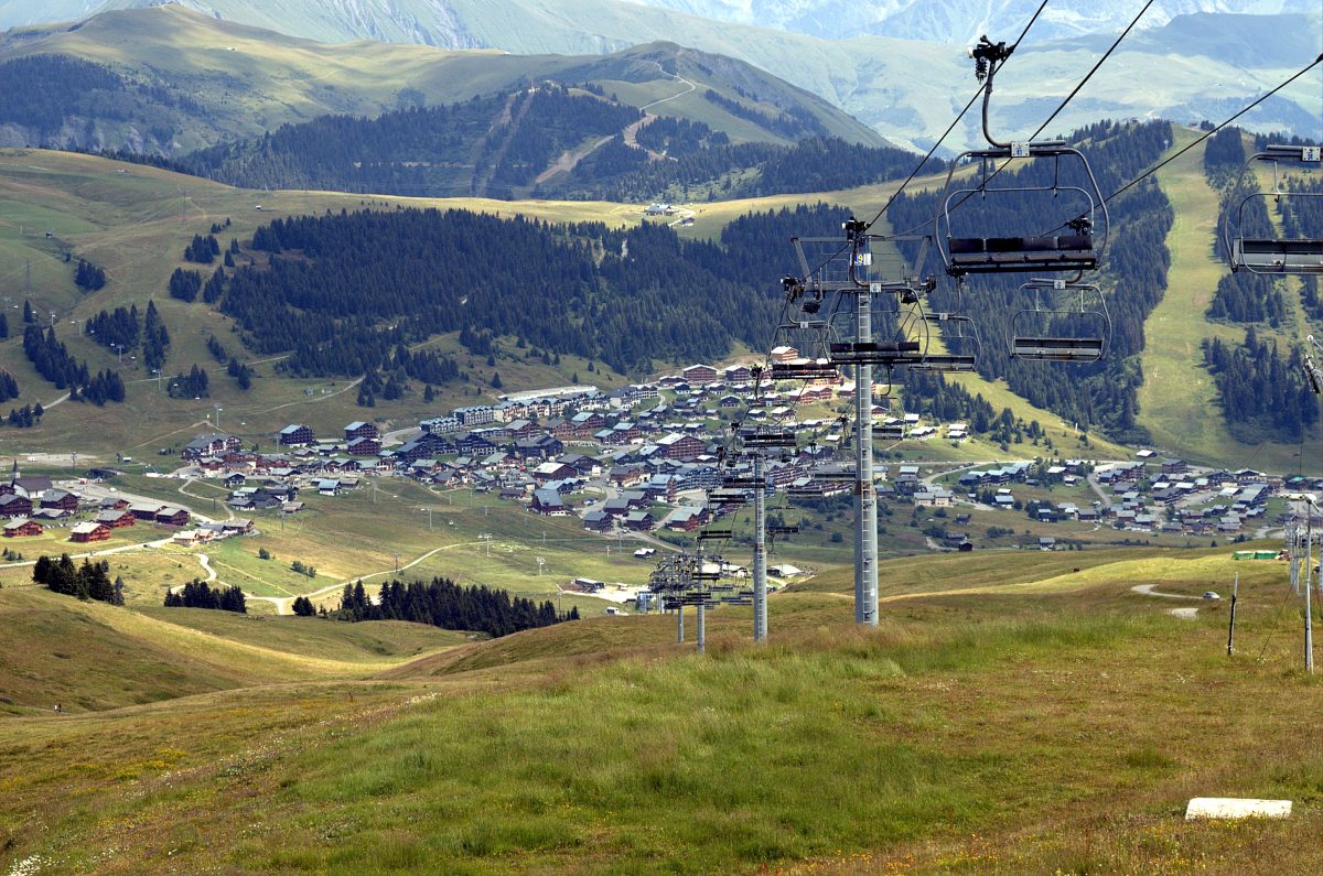 Un télésiège devant le col et la station des Saisies