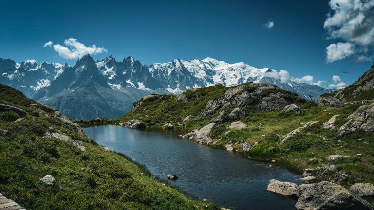 Un lac avec le Mont-Blanc au second plan lors d'une randonnée