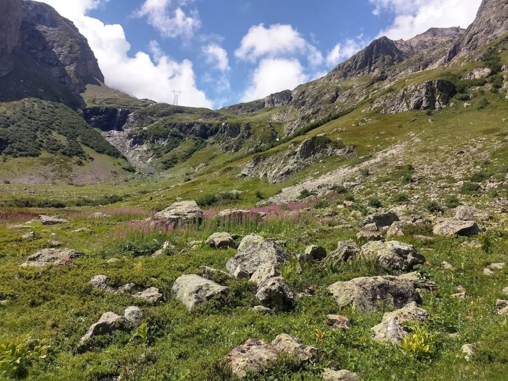 Les sommets environnants du lac du Lauvitel près de la station des Deux Alpes