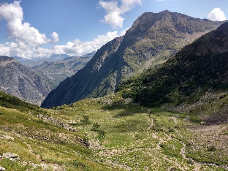 Paysage depuis un sentier de randonnée dans le parc des Ecrins