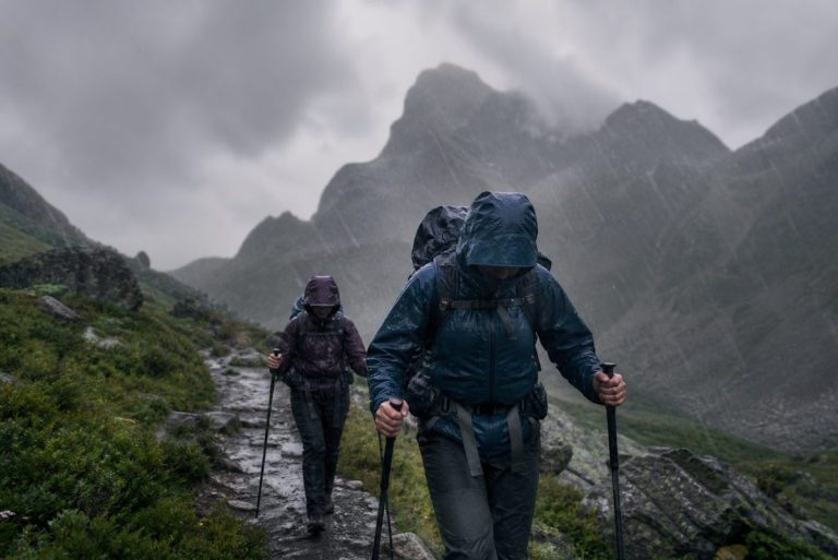 Deux randonneurs sous la pluie en montagne