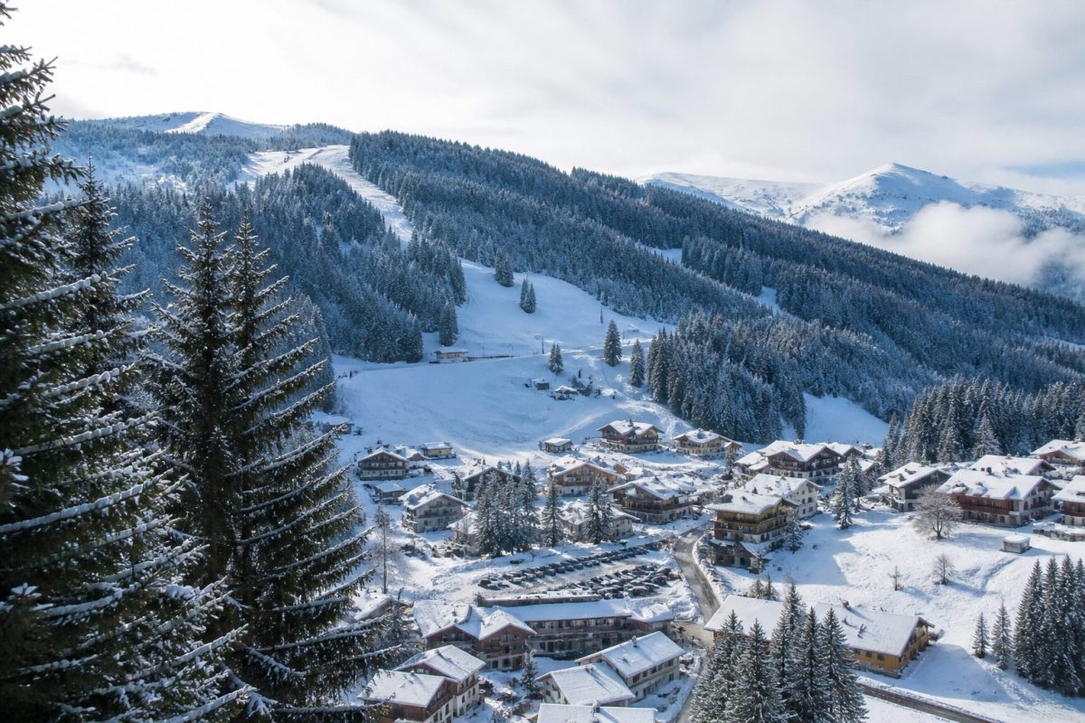 Une station de ski dans un environnement boisé