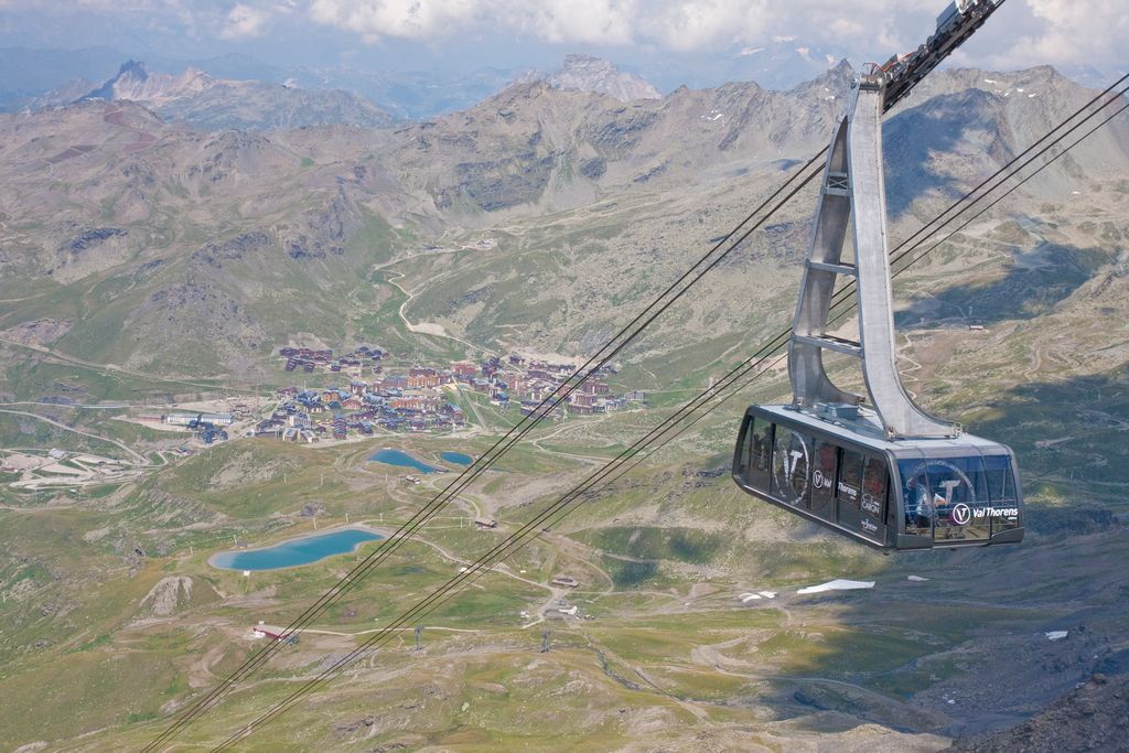 La station de Val Thorens en été avec le téléphérique de la Cime Caron au premier plan