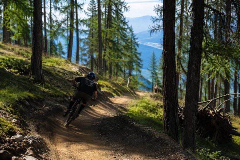 Un VTT en secteur forestier sur le bike park des arcs