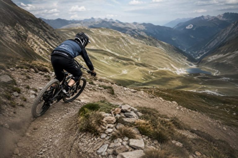 Un vététiste sur un bike park en haute montagne