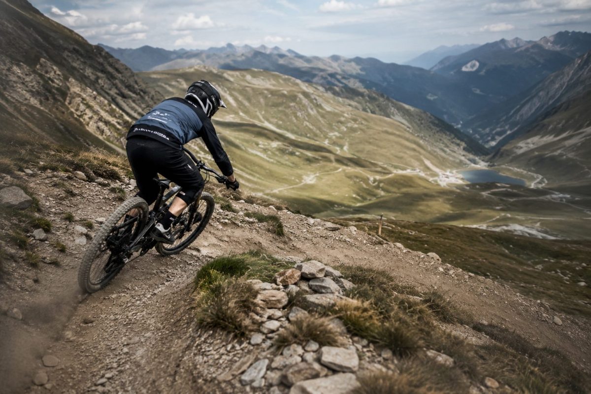 Un vététiste sur un bike park en haute montagne
